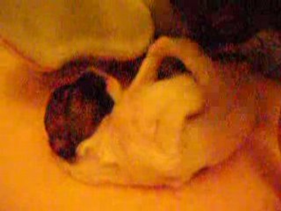 Les mimikes de bébé au dodo et angie qui le lave