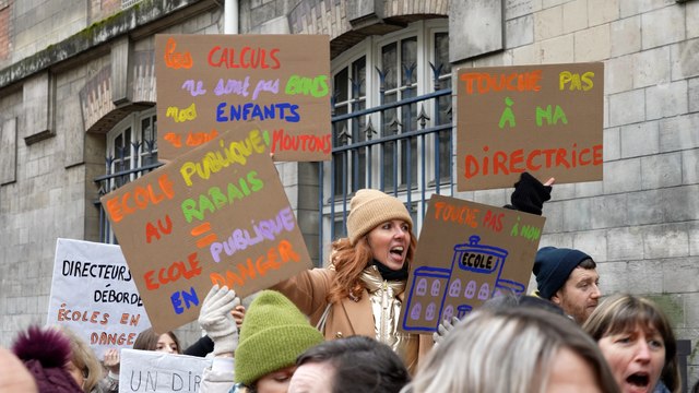 Élisabeth Borne interpellée par le personnel des écoles parisiennes en grève