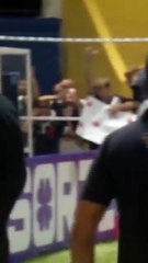 Jogador perde paciência e parte para cima de torcedores após jogo