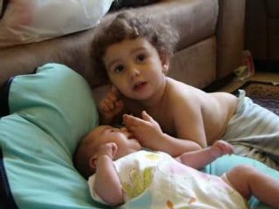 Yair raconte les 3 petits cochons a Odaya