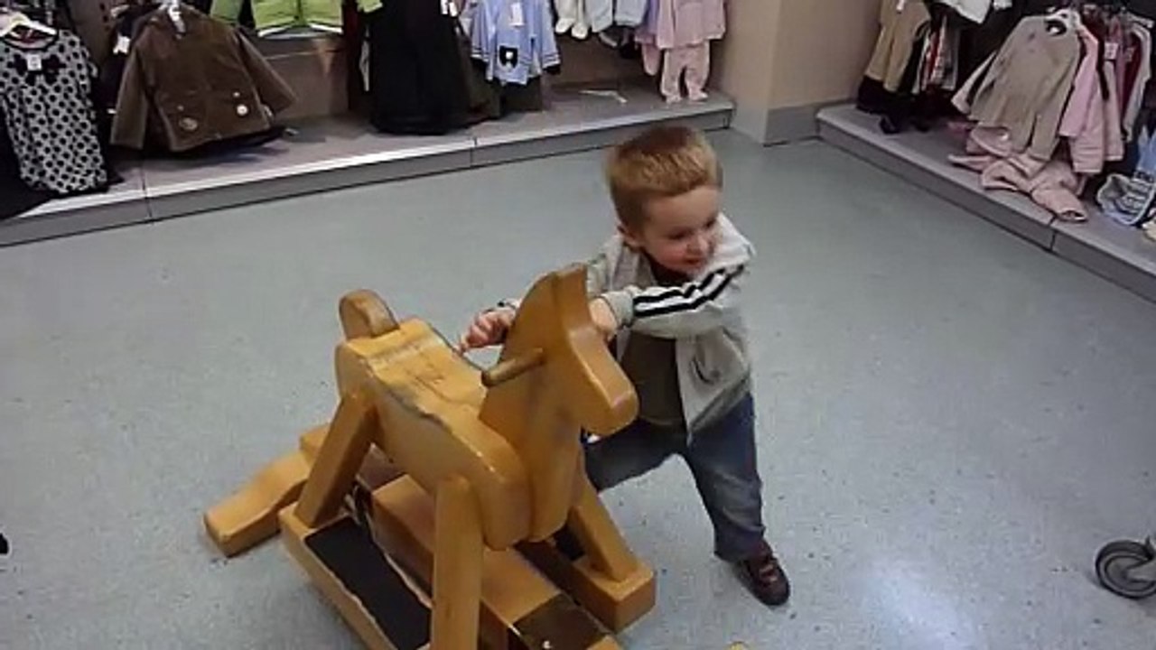 10/10/2009 Max auf dm-Schaukelpferd