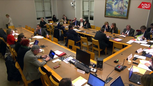 Elisabeth Borne interrogée sur les suppressions de classes à Paris