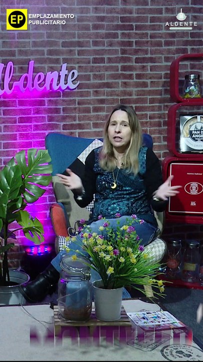 ANA ANUNCIANDO LAS JORNADAS DEL LIMÓN SERRANO EN EL RESTAURANTE TRASHOGUERO