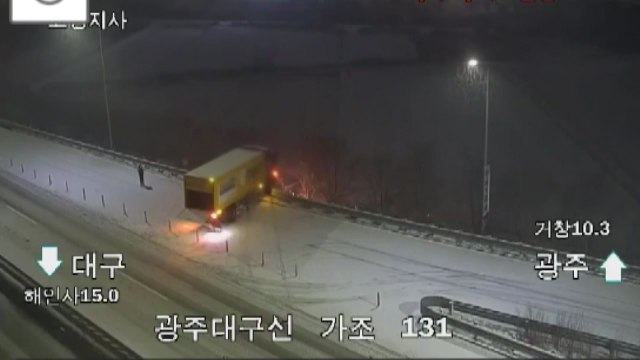 눈길 고속도로에 미끄러진 화물차...다친 사람 없어 / YTN