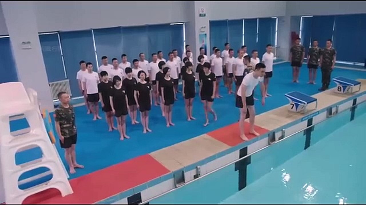 Film Pasukan Khusus Instruktur wanita bersikeras untuk bertarung dengan anggota baru, tetapi seimbang