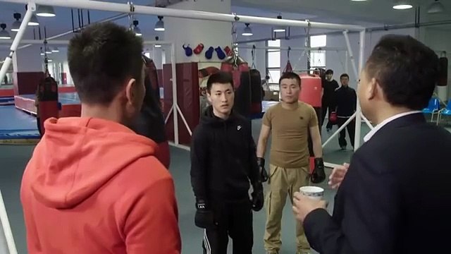 Film Pasukan Khusus Prajurit Pasukan Khusus mengalahkan pelatih pertarungan, tetapi dikalahkan