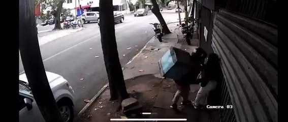 Asaltante con mochila de "delivery" roba el teléfono a una joven en Tegucigalpa