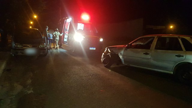 Gol bate contra dois carros estacionados no Bairro Cascavel Velho