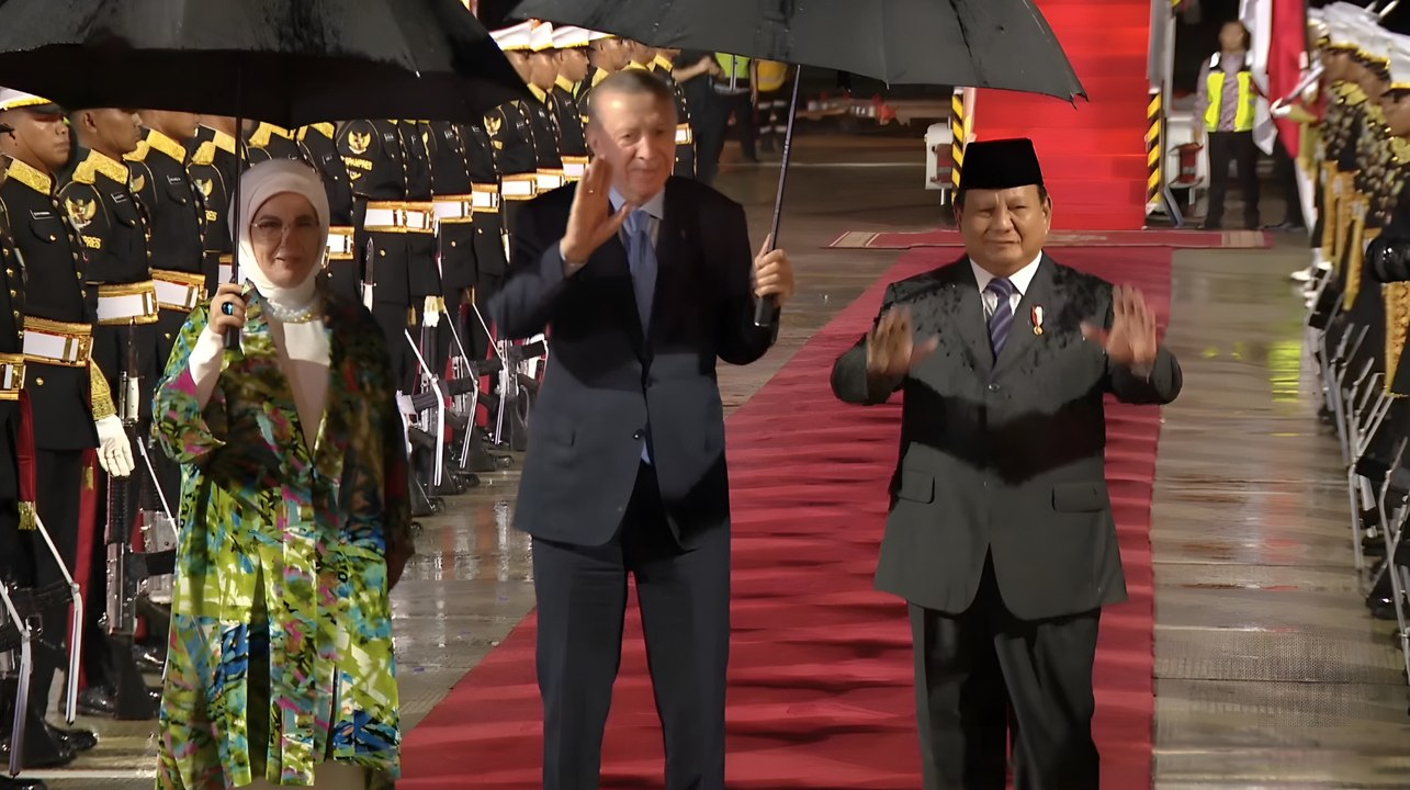 Momen Prabowo Sambut Hangat Erdogan di Halim : "Assalamualaikum, How Are You?"