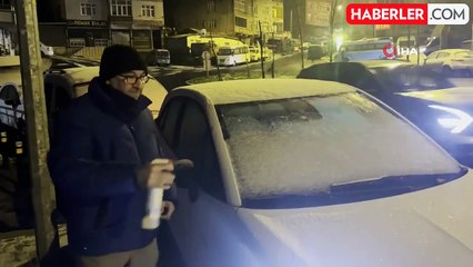İstanbul buz tuttu, vatandaşlar yürümekte zorlandı