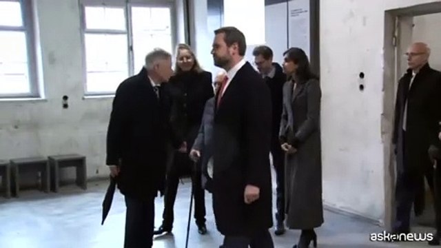 J.D. Vance in visita con la moglie a Dachau