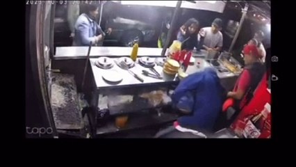 VIDEO: Van a restaurante de hamburguesas en Naucalpan, pero a robar