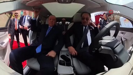 TOGG içerisinde gülümseten diyaloglar Erdoğan sordu Malezya başbakanı cevapladı