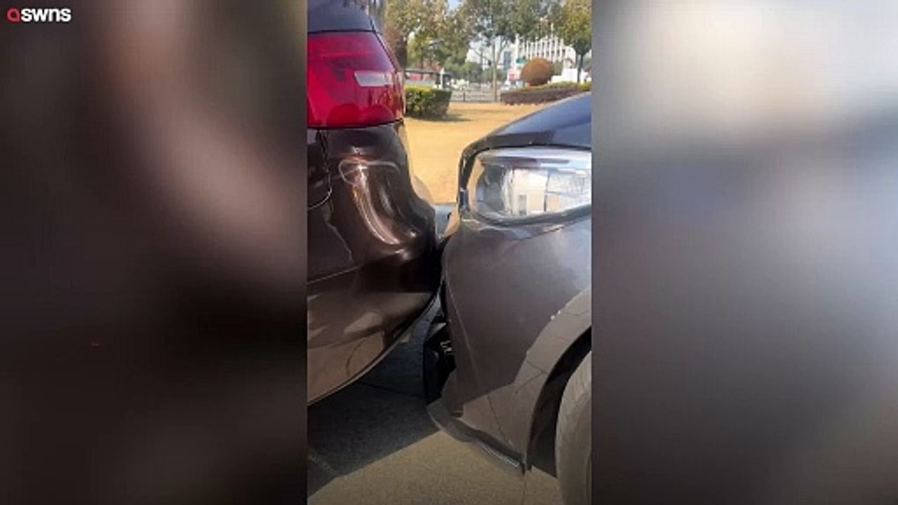 Fahrzeuge parken stoßstange an stoßstange in bizarrem video