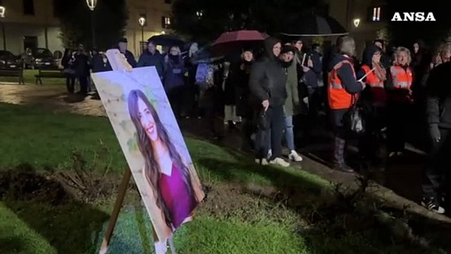 Donna accoltellata a Rufina, un migliaio alla fiaccolata in suo ricordo