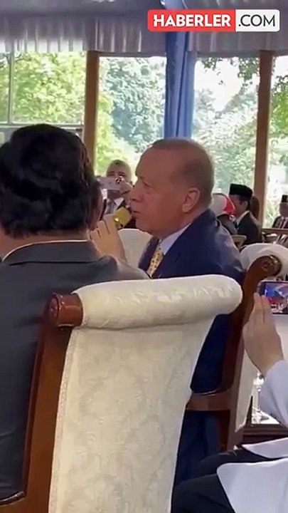 Cumhurbaşkanı Erdoğan Endonezya'da Mehter Marşı'na eşlik etti