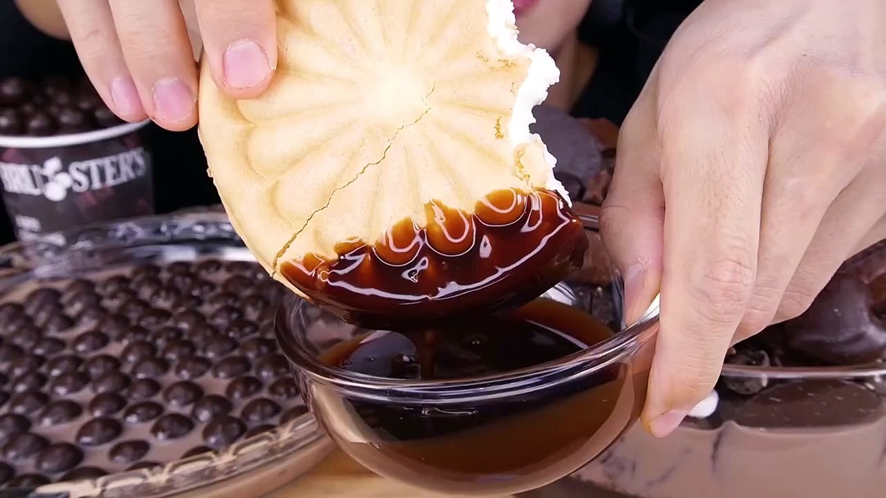 Follow for more ASMR videos🌮🍟 Credits: @jimmyasmr1 #mukbang #asmr #fastfood #asmreating
