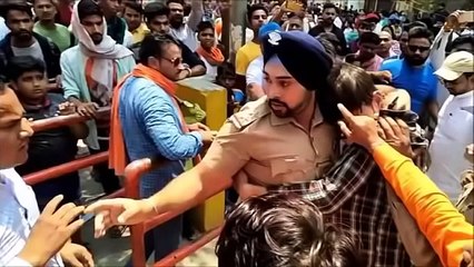 Indian Sikh officer saves Muslim youth from mob