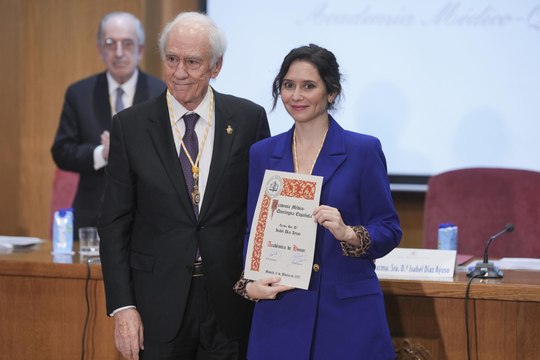 Un grupo de estudiantes protesta en un acto en el que se le otorgaba a Ayuso la distinción de 'académica de honor'.