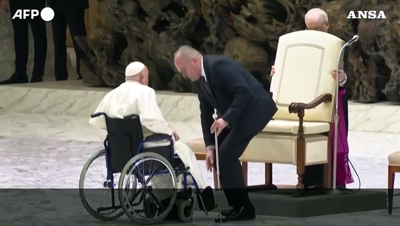 Il Papa interrompe la lettura: "Ho ancora la bronchite"