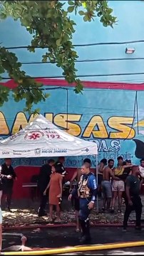 Fábrica pega fogo em Ramos e trabalhadores ficam presos