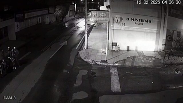 Criminosos fazem série de assaltos na madrugada e abordam policial; veja vídeo