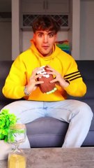 شاب يقوم بكشف حقيقة تحديات رنا مطر في الأكل