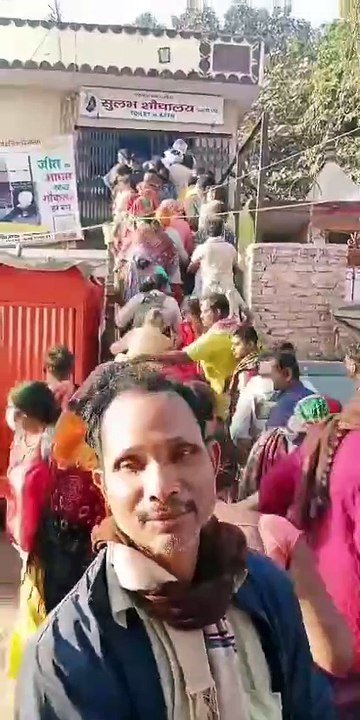 भीड़ से वजह से श्रद्धालुओं का हाल बेहाल, बोलें - शिवालय से ज्यादा भीड़ शौचालय में!