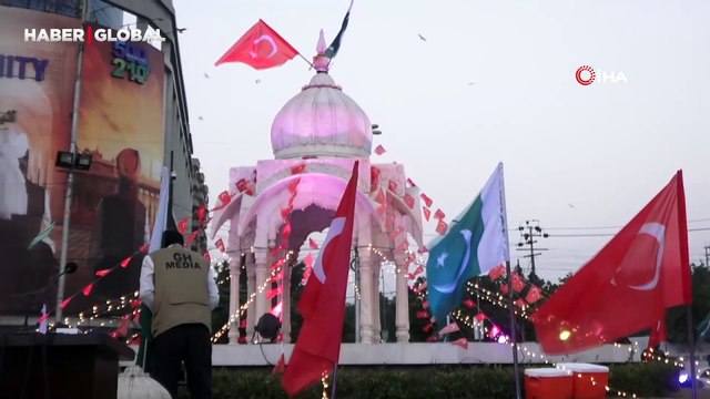 Pakistan sokaklarına Cumhurbaşkanı Erdoğan’ın ziyareti öncesi Türk bayrakları asıldı