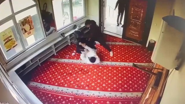 Camide kendisine yardım etmek isteyen kişiyi makasla yaraladı