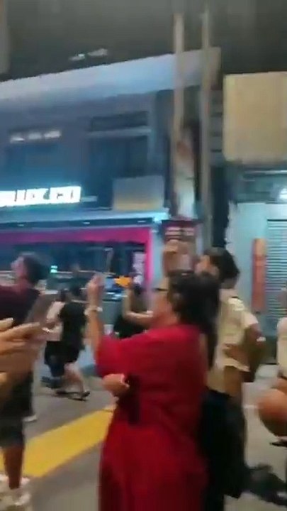 Ce chat voit un feu d'artifice pour la première fois de sa vie... Tres drôle