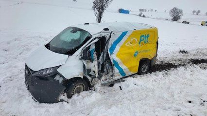 Yük treni, hemzemin geçitte kargo aracına çarptı; sürücü yaralı