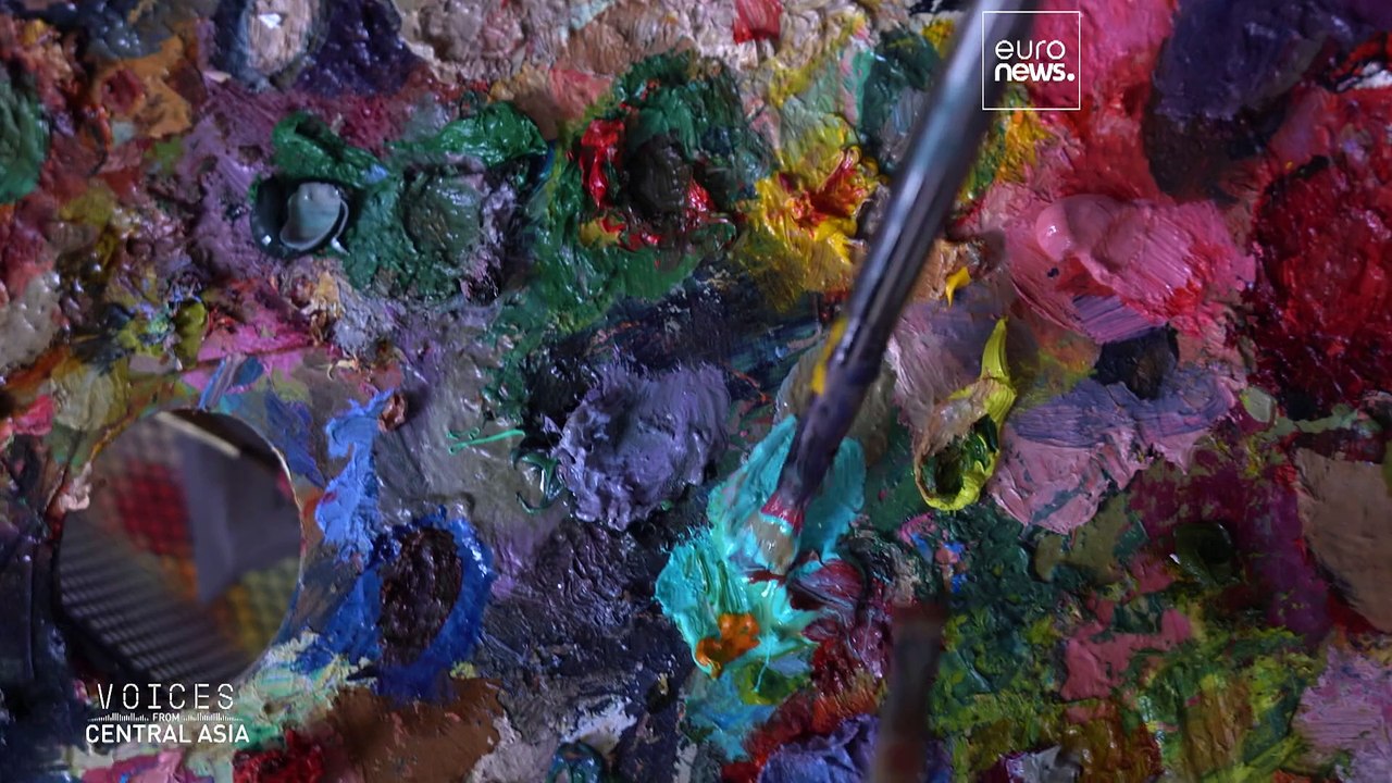 Aigerim Karibaeva: eine Künstlerin, die das kulturelle Erbe durch ethno-moderne Kunst wiederbelebt