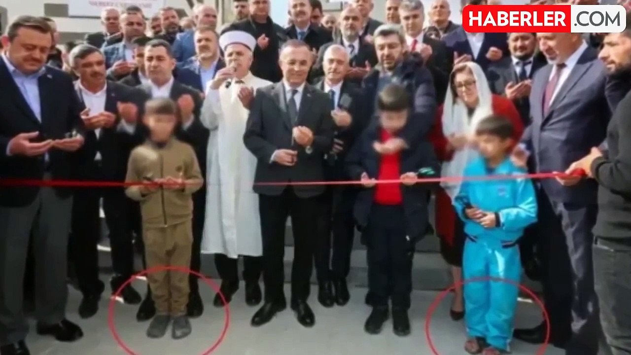 Cami açılışında vicdanları sızlatan görüntü