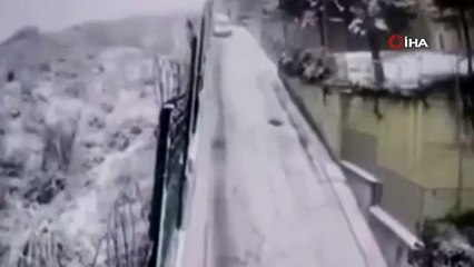 Başakşehir'de korku dolu anlar! Karda kayan aracını durduramayan sürücü bakın ne yaptı