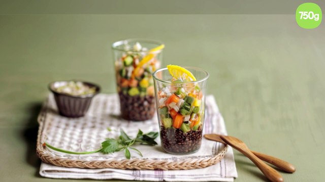 Verrine de quinoa, petite salade de surimi, mangue et graines germées