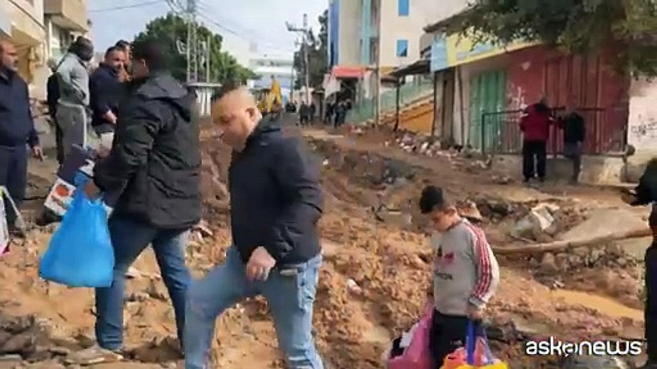I palestinesi ritornano a casa, nel campo profughi ridotto in macerie