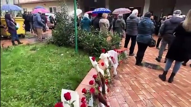 Folla al funerale di Eleonora Guidi a Rufina: lo strazio del padre (che se ne va), le rose rosse, il ricordo degli amici