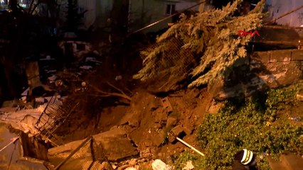 Beyoğlu’nda istinat duvarı çöktü