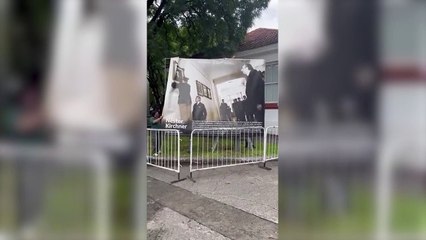 Retiraron el cartel de Néstor Kirchner de la ex-ESMA