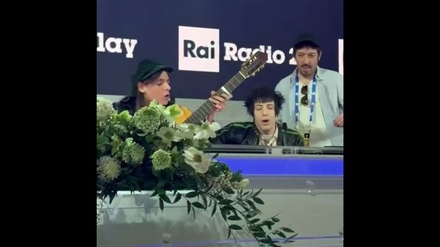 Sanremo 2025, Lucio Corsi e il live in sala stampa - Video