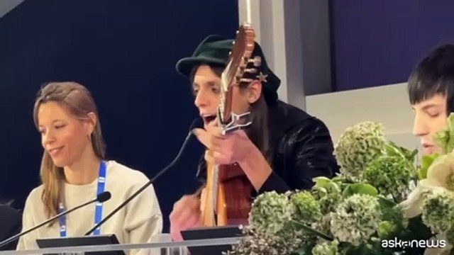 Sanremo, Lucio Corsi canta in sala stampa l'inedito Francis Delacroix