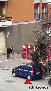 In stato confusionale corre in strada armato di coltello, bloccato dai carabinieri - Video