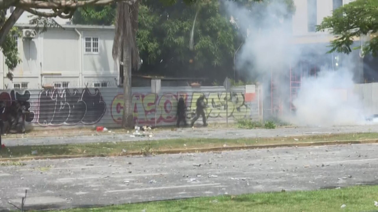Agentes de la Policía y trabajadores se enfrentan en la Avenida Balboa