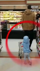 Cet homme donne de l’argent à une petite fille qui fait les courses dans le magasin