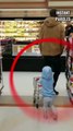 Cet homme donne de l’argent à une petite fille qui fait les courses dans le magasin