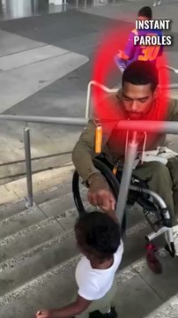 Ce fils aide son père en fauteuil roulant à descendre les marches