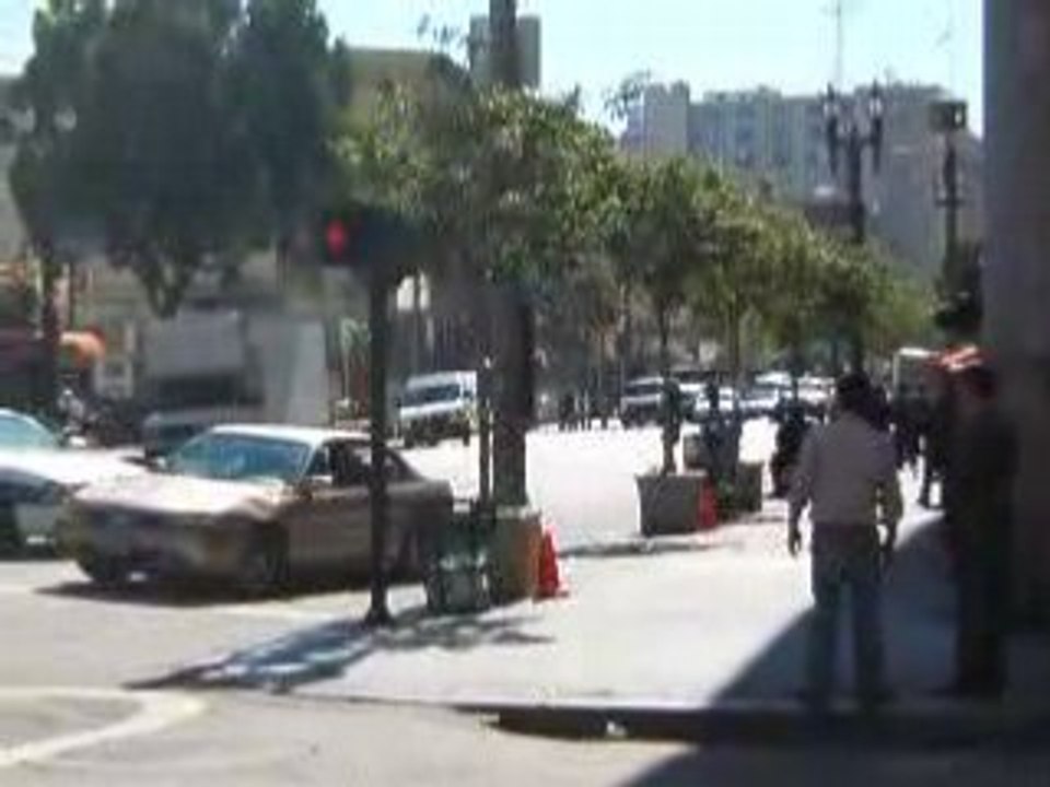 Des policiers de Los Angeles ratent leur cible