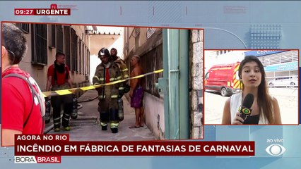Funcionários são resgatados de incêndio em fábrica de fantasias no RJ