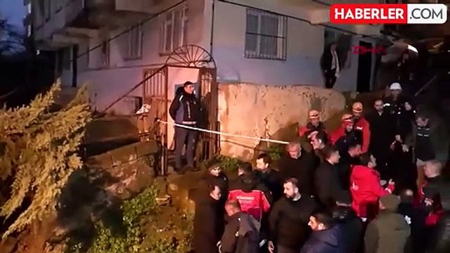 Beyoğlu'nda istinat duvarı çöktü, iki bina boşaltıldı